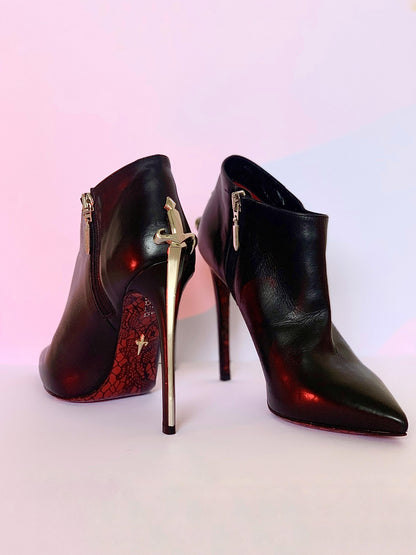 THE SIGNATURE DAGGER IN THE DARK IN GOLD — *ONLY 5 REMAIN*